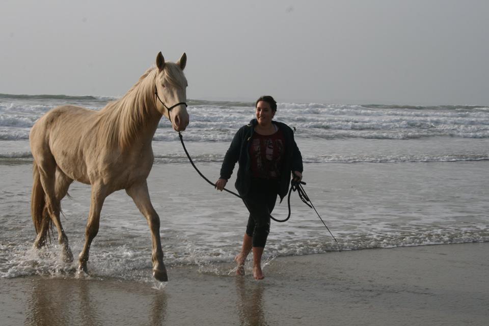 Mise en forme et ballade dans l'eau de mer sur la plage